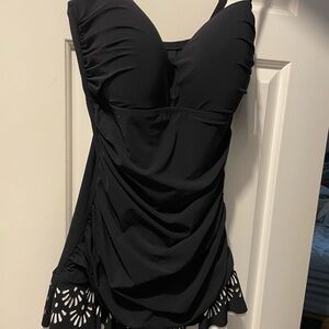 PROFILE by Gottex one piece flirty ruched swimsuit. Blk/white eyelet sz12.